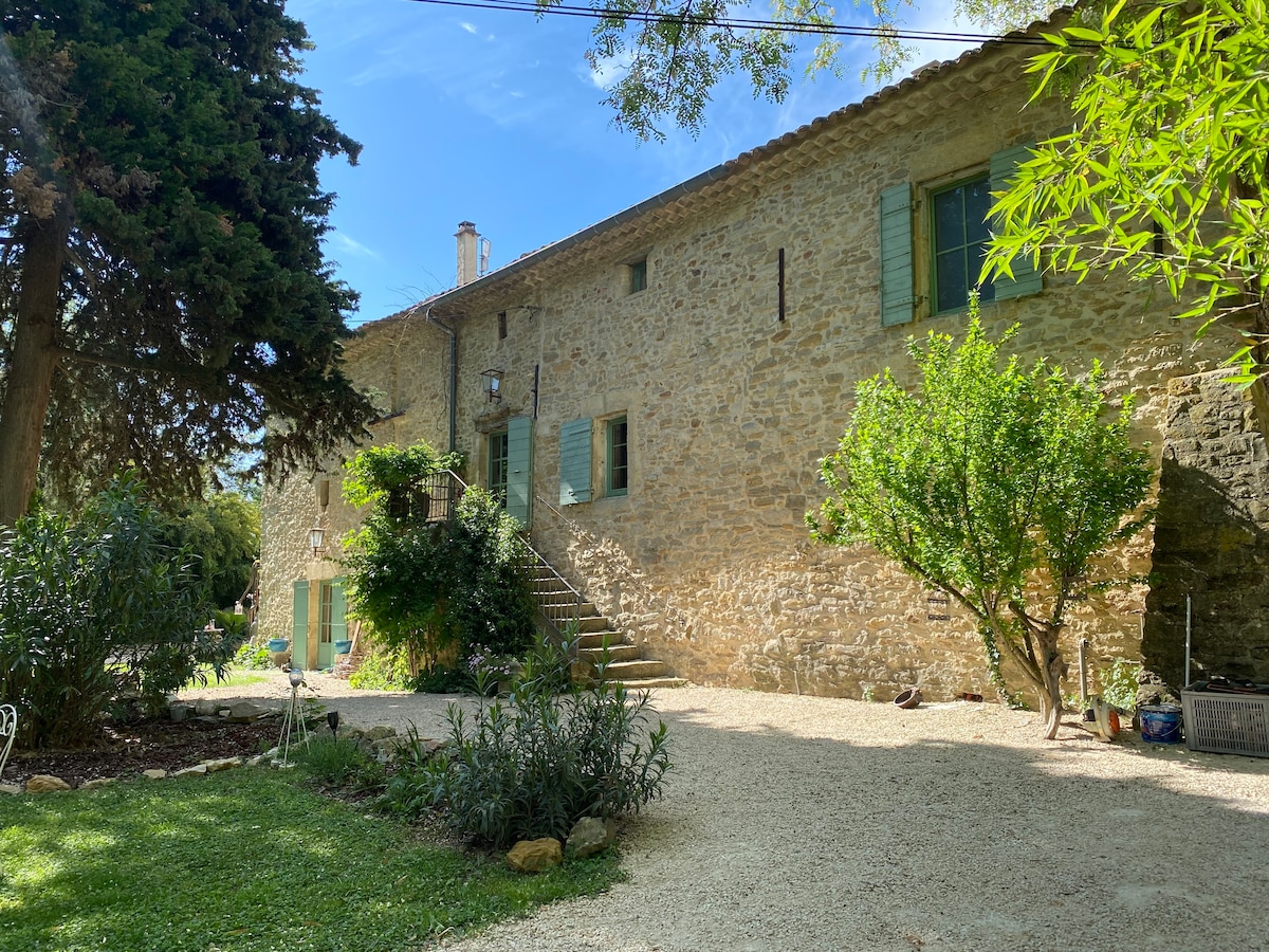 Grand gîte avec piscine proche Avignon