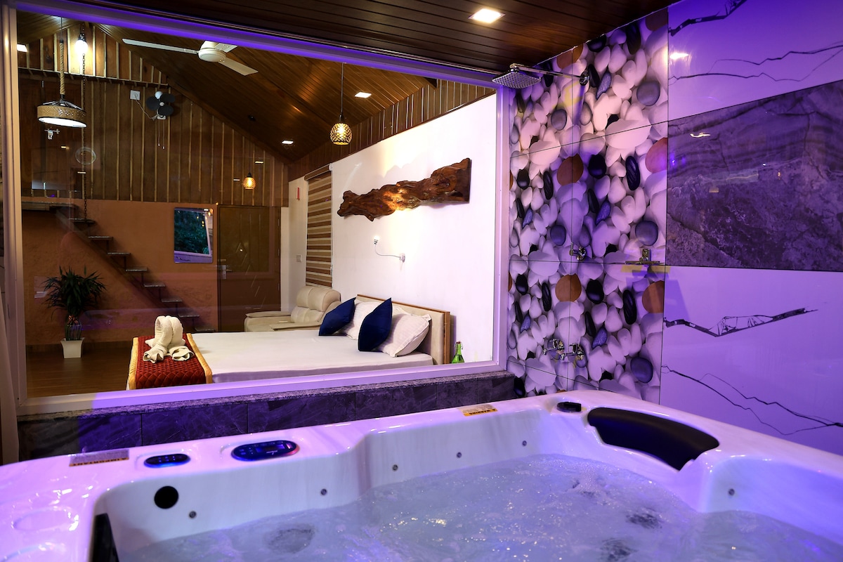 Private cabin witth Jacuzzi.