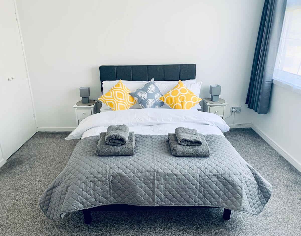 The Aylesbury Apartment | Contractors & Holidays