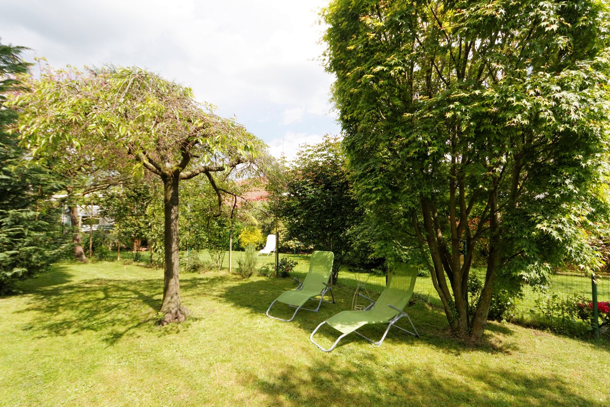 Hic Manebimus Optime, casa con giardino, Biella