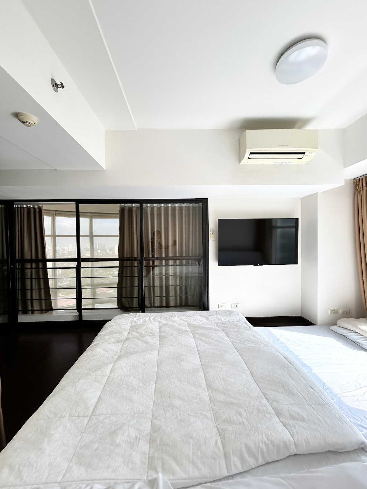 2-Bedroom Loft Near Shangrila & SM Megamall