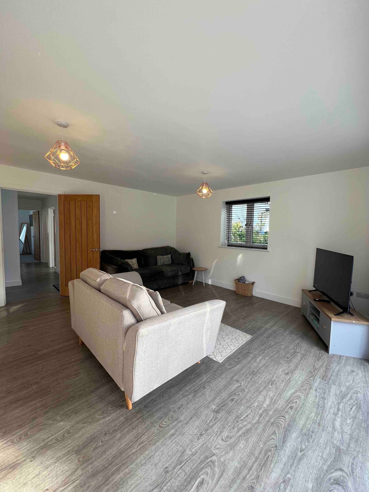 White 3 bed bungalow with en-suite and parking