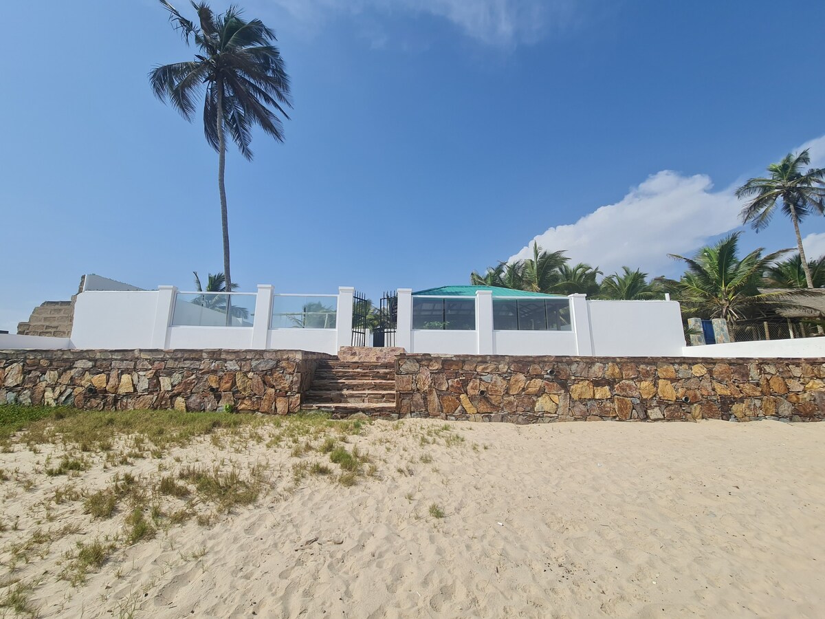 SeaSidez Private Beach House with Large Patio