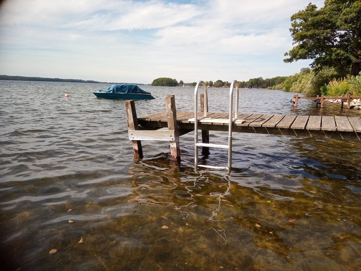 私人湖畔：普勒纳湖（ Lake Plöner ）右侧的度假木屋