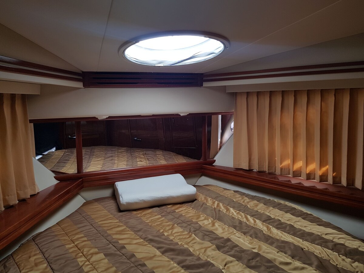 3bdr  Luxury full air condichioned  22m Yacht
