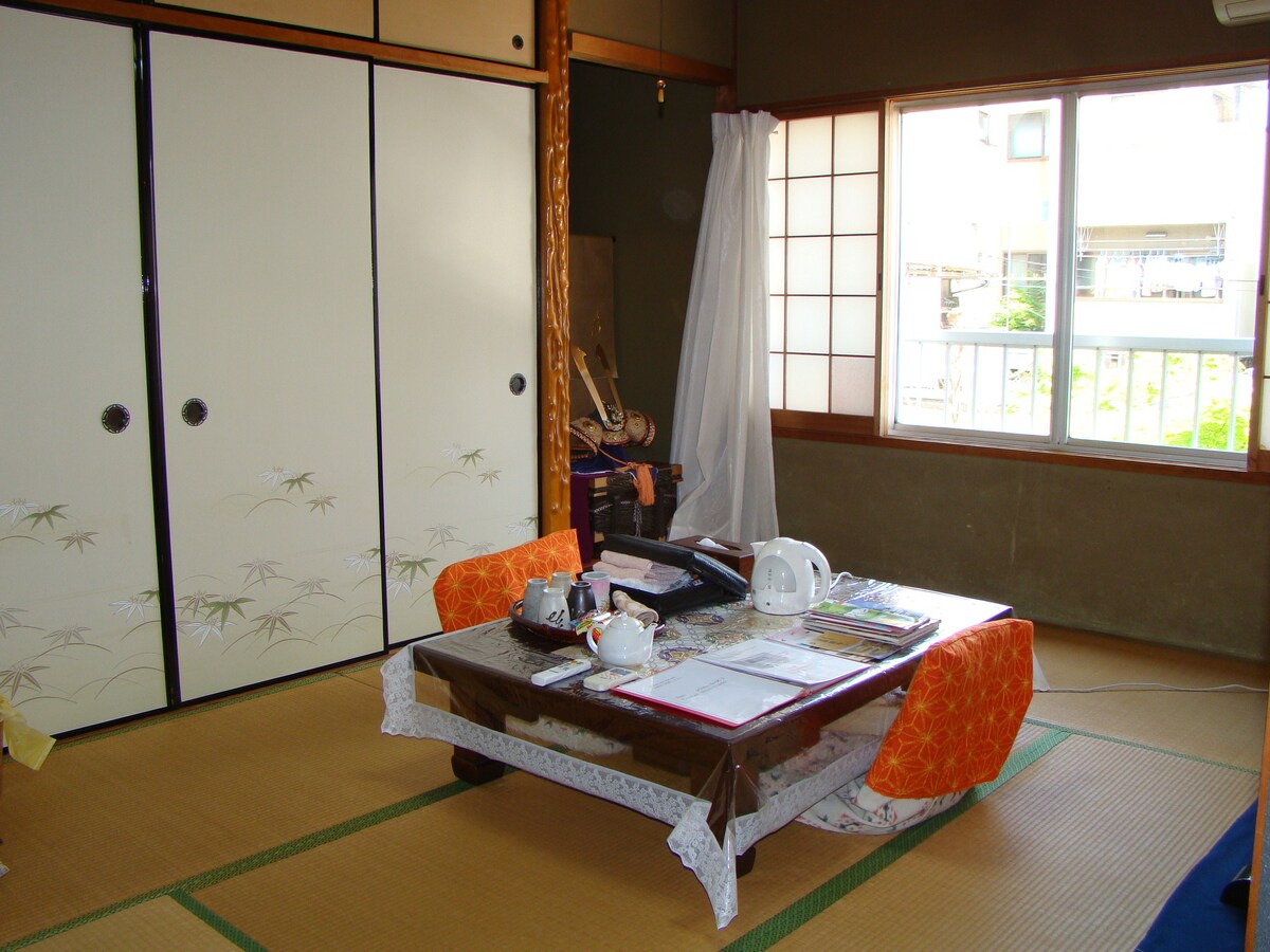 位于京都市中心。步行8分钟即可到达二条城（ Nijo Castle ）和京都御苑（ Kyoto Gyoen ）。房源位于京都町屋（ Kyoto Machiya ）二楼，是一家已有100多年历史的服装店。