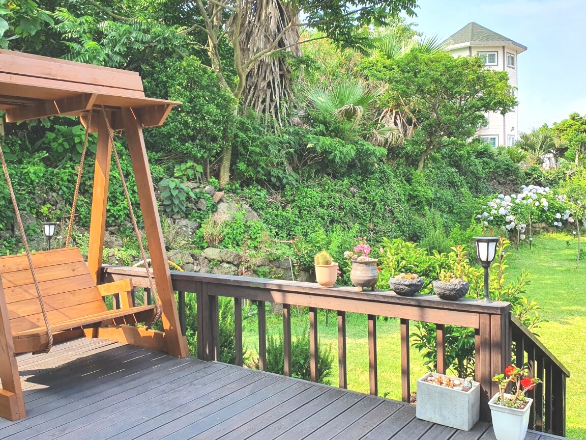 Jeju Aewol迷迭香花园靠近Gwakji海滩，拥有清爽的海景和美丽的花园
