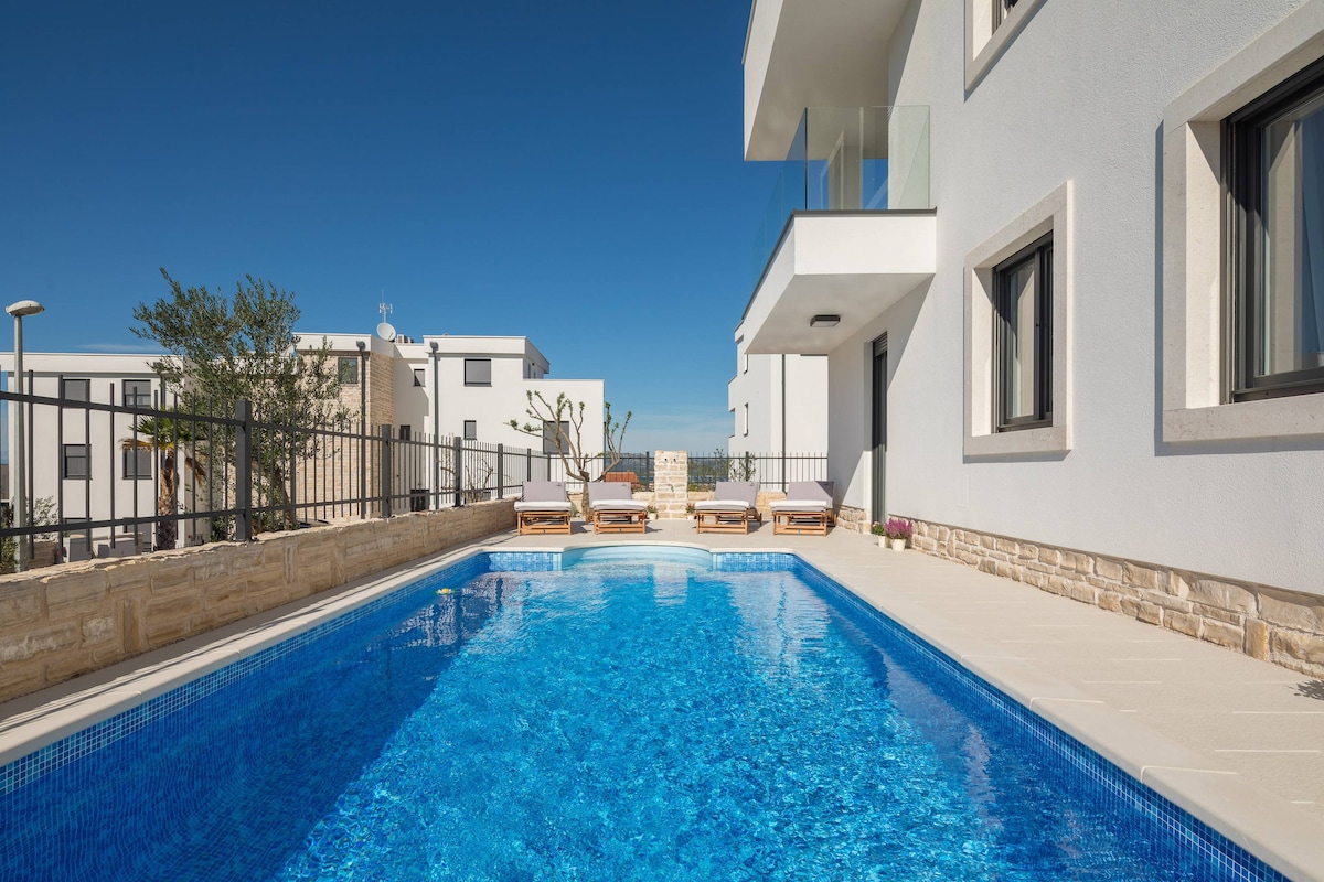 Luxury apartment Hyperion, private pool & garden