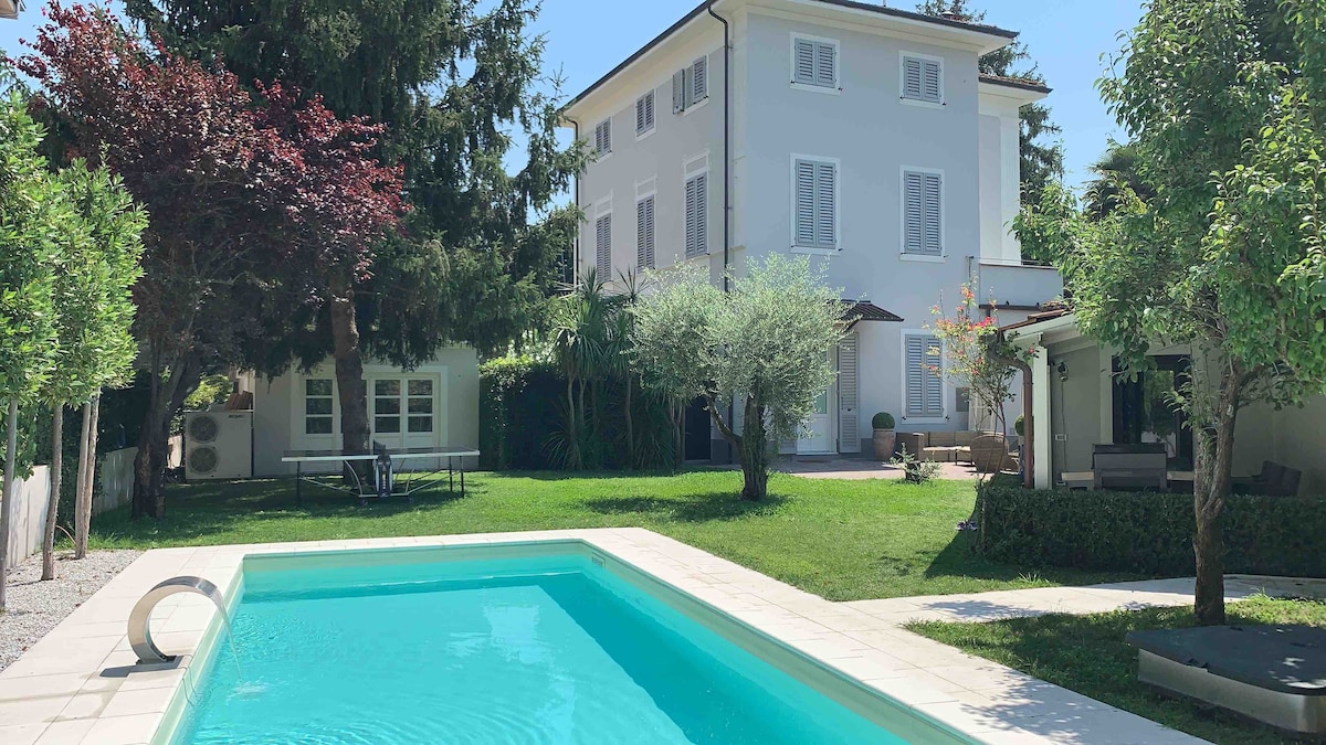 Villa in Lucca with pool and garden
