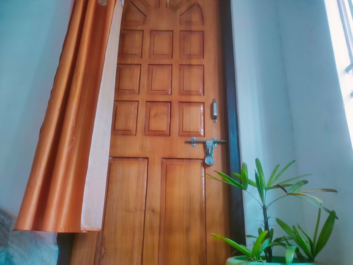 SARAI~ Cozy 1 Room 2 beds. 3km to Bagdogra Airport