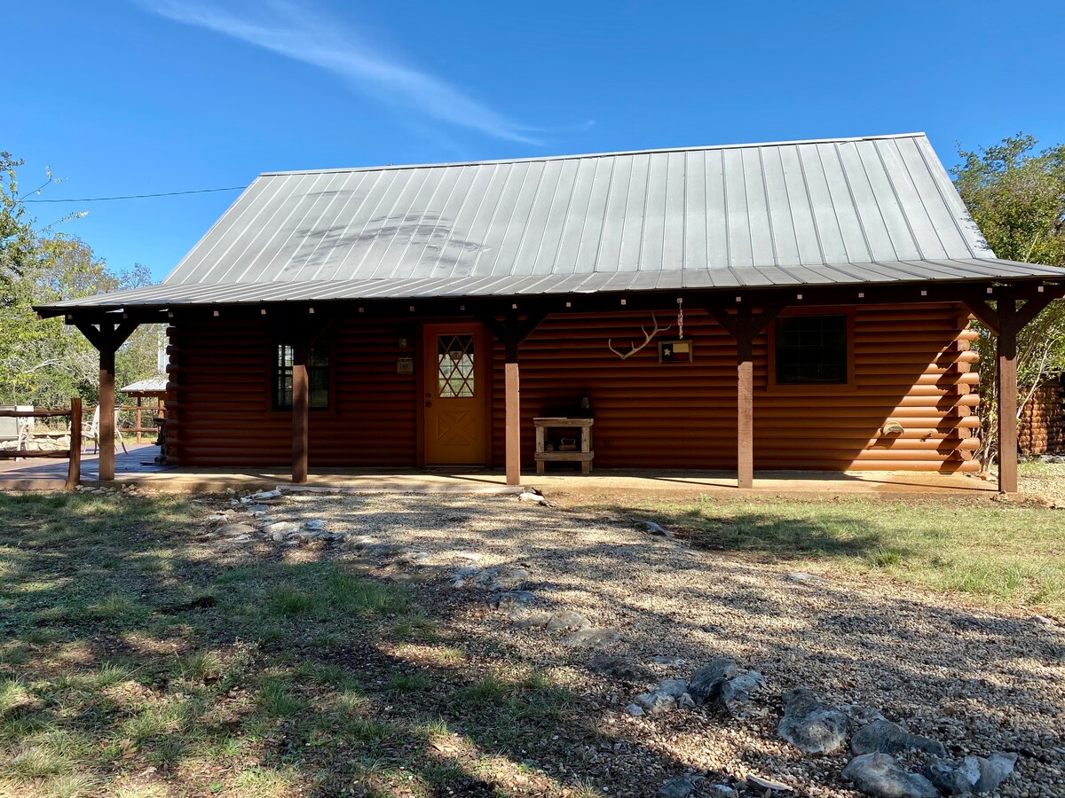 "BIG BUCK" Log Cabin at D~Oasis Ranch