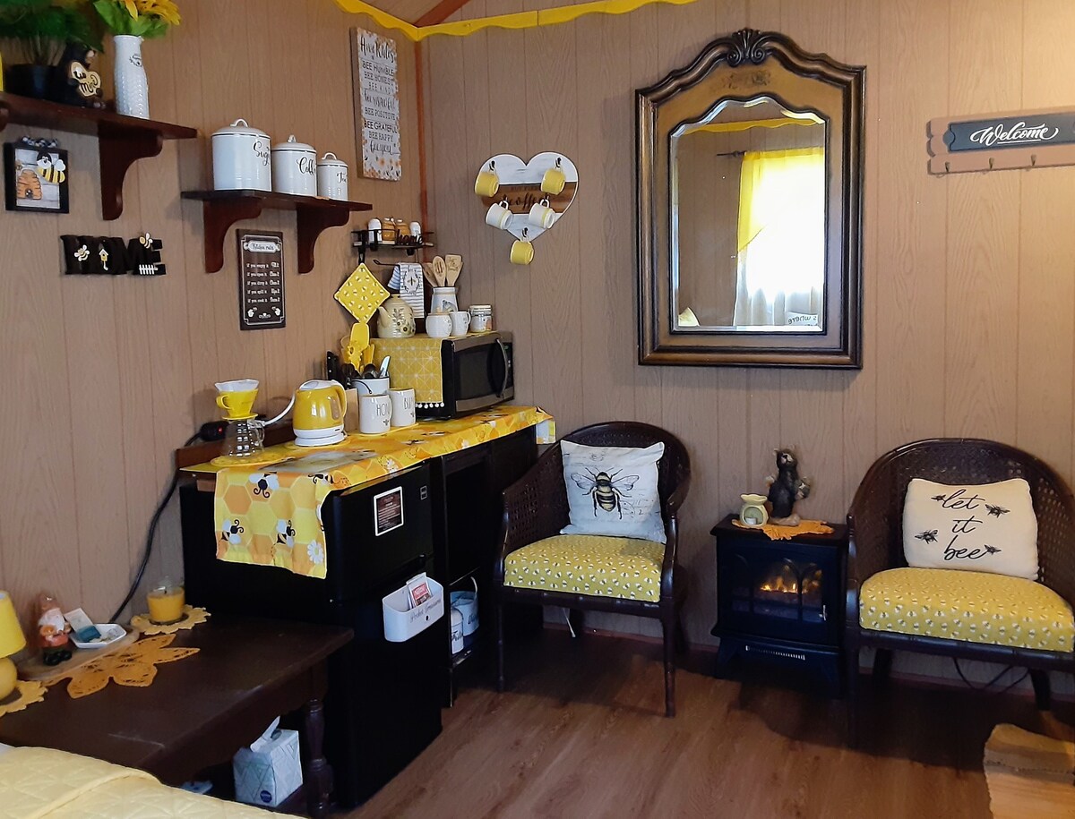 Honey Bee Cottage
People and pet friendly!