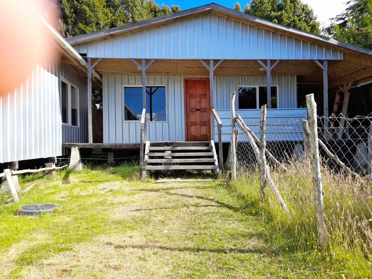 Casa en el campo a 3 kilometros del lago Huillinco