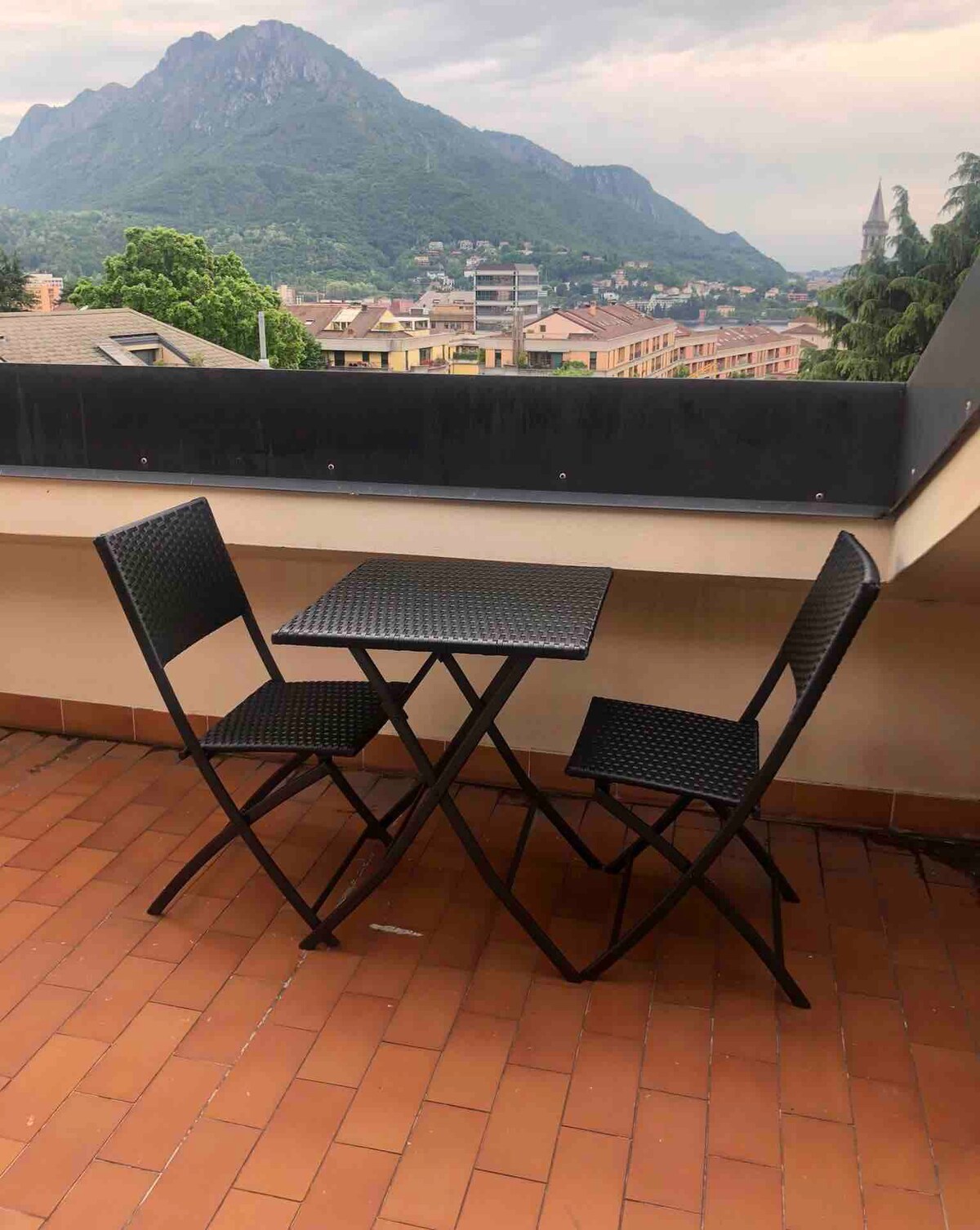 Penthouse with terrace and lake view near center