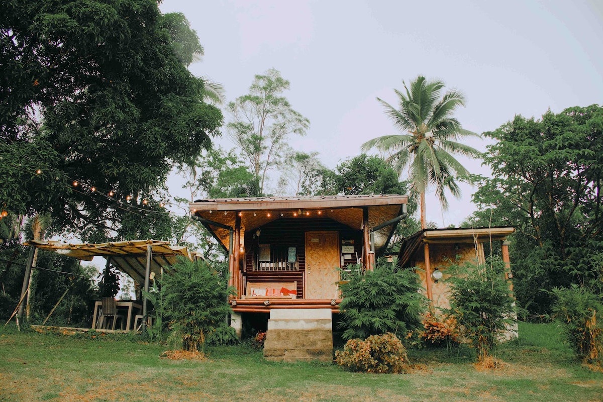 Bamboo AC Cabin w/Pool,mt. banahaw view near Lake