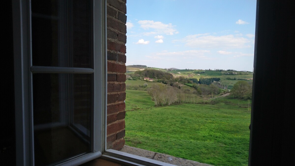 Sémelay : Ancien corps de ferme, vue sur le Morvan