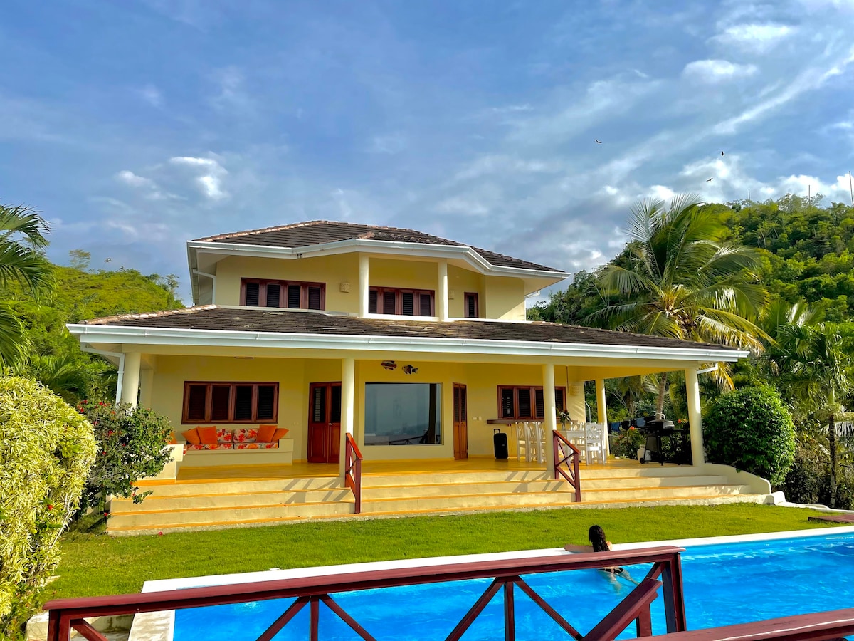 Villa with Breathtaking View of the Ocean