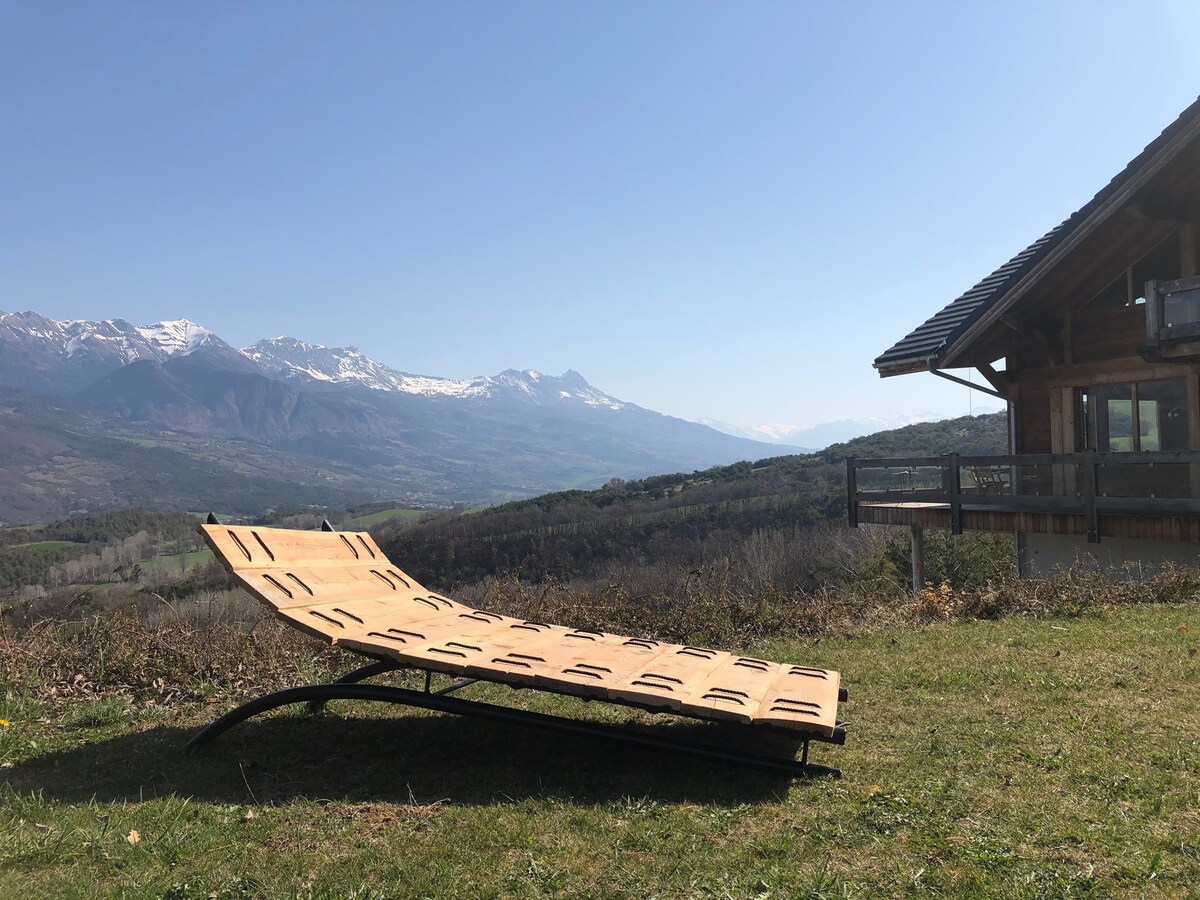 山间度假木屋全景