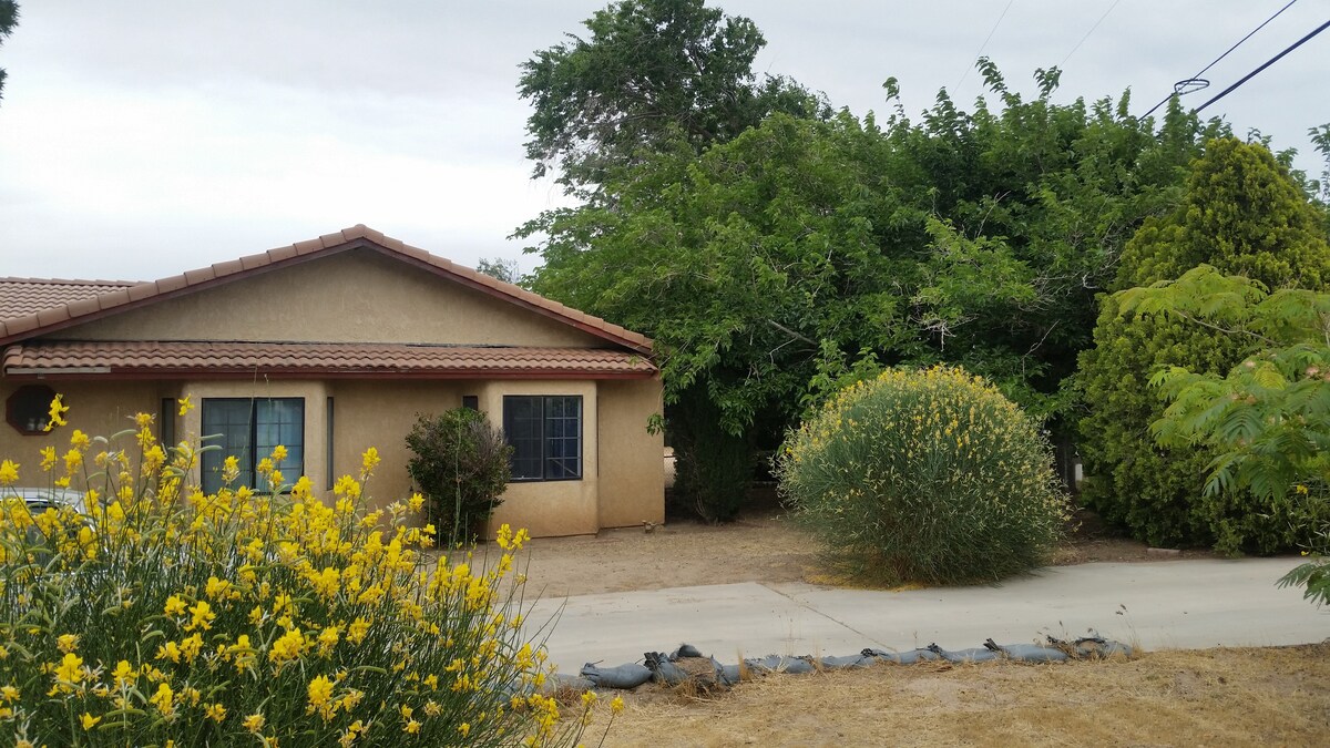 Two comfy beds in Hesperia