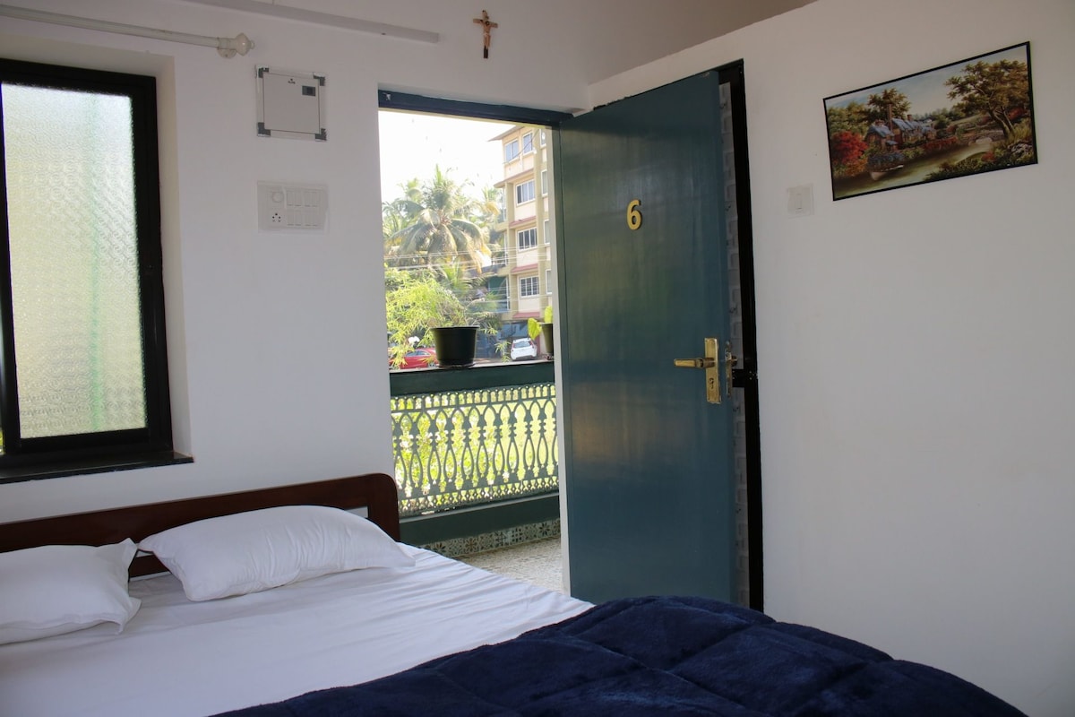 Lovely AC-bedroom with patio, Miramar,Panaji, Goa