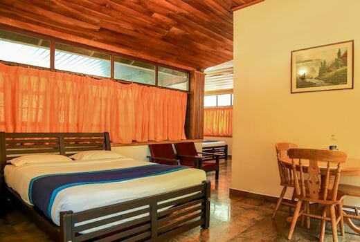 度假村迷人的1间卧室，木质装饰