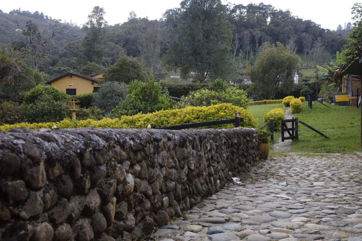 Casa de campo rodeada de naturaleza y montañas