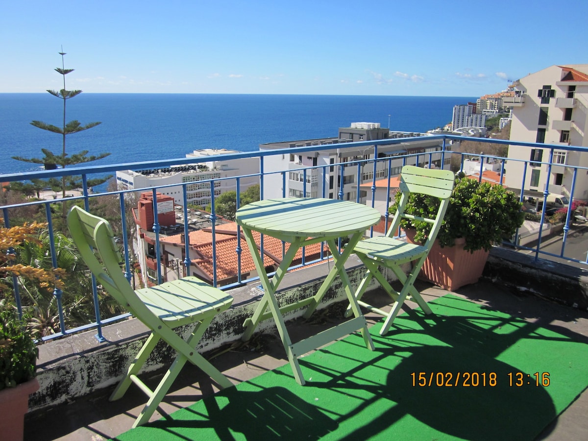 Great location, balcony, sea-views, city, parking