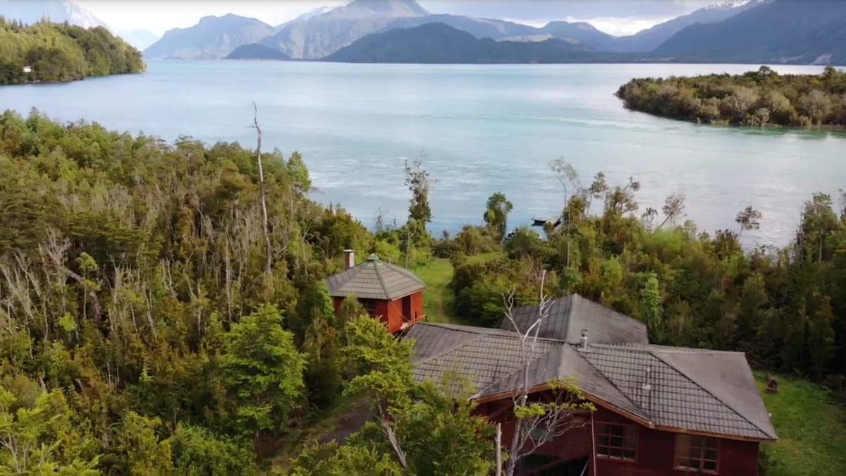 Beautiful lake shore Lodge in  yelcho lake.