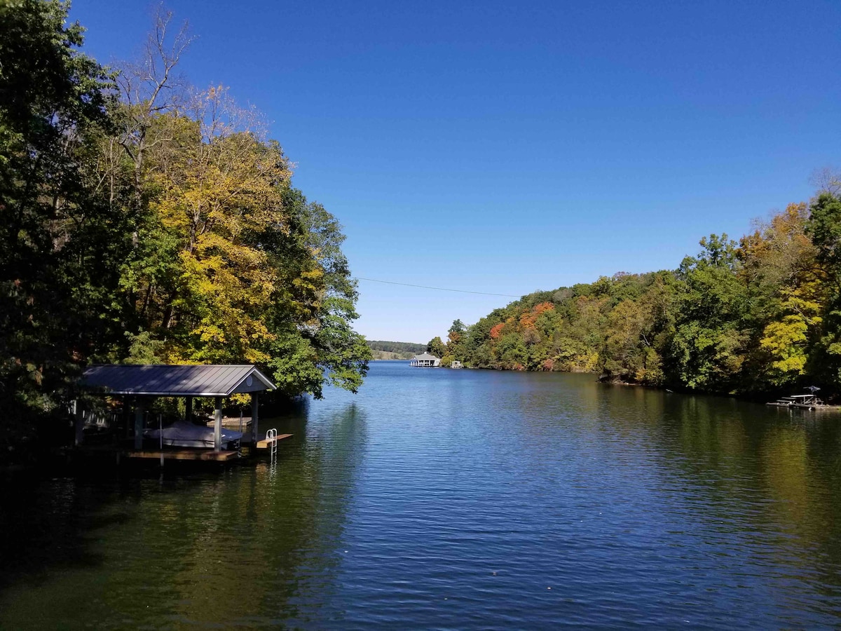 Hokie House on Claytor Lake ，带私人故事码头