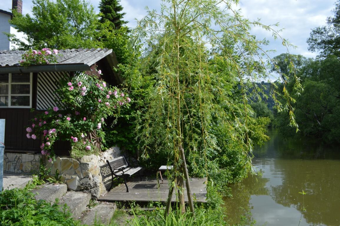 Burgblick Eichstätt度假屋，河边有花园