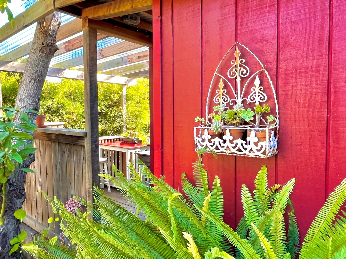 Garden Bungalow Near the Beach