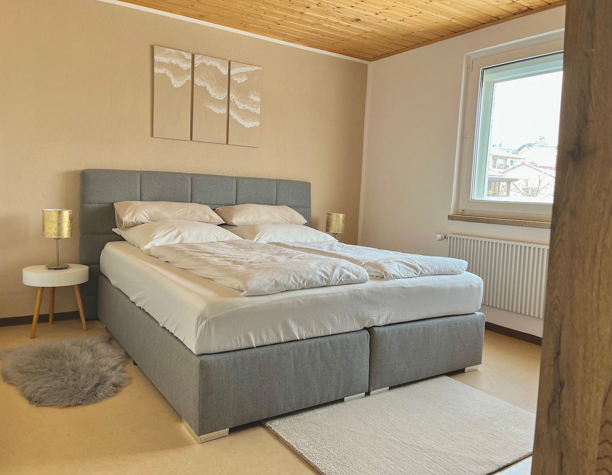 Apartsense | Blick auf Rotenfels | Kingsize Bett