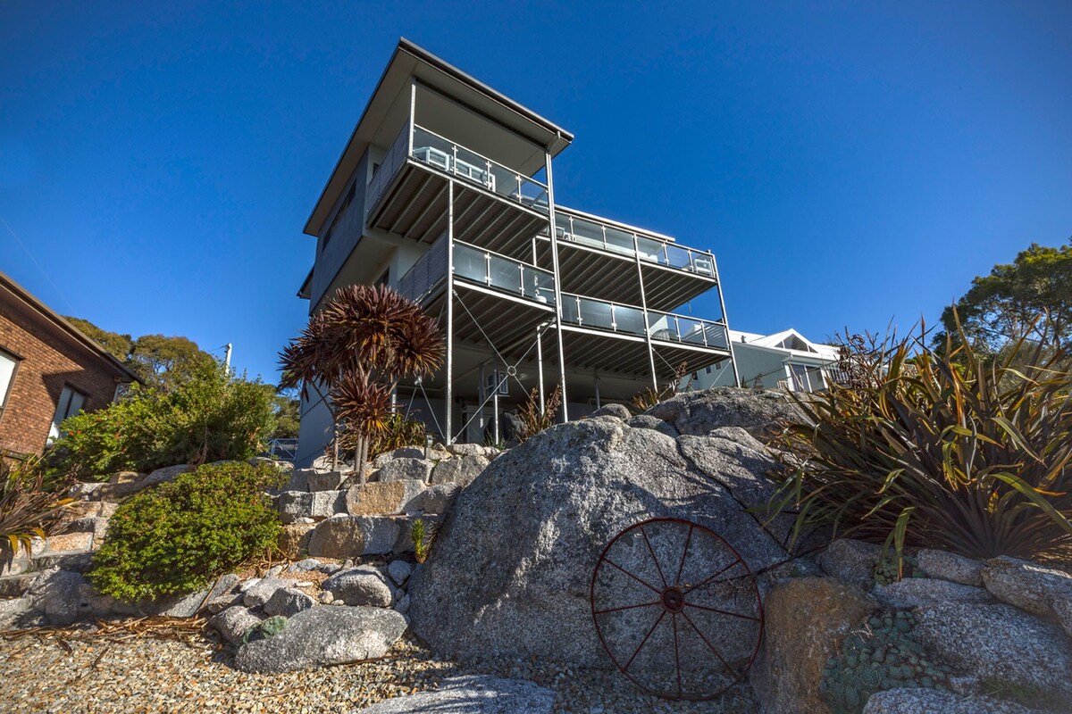 The Cove Bay of Fires