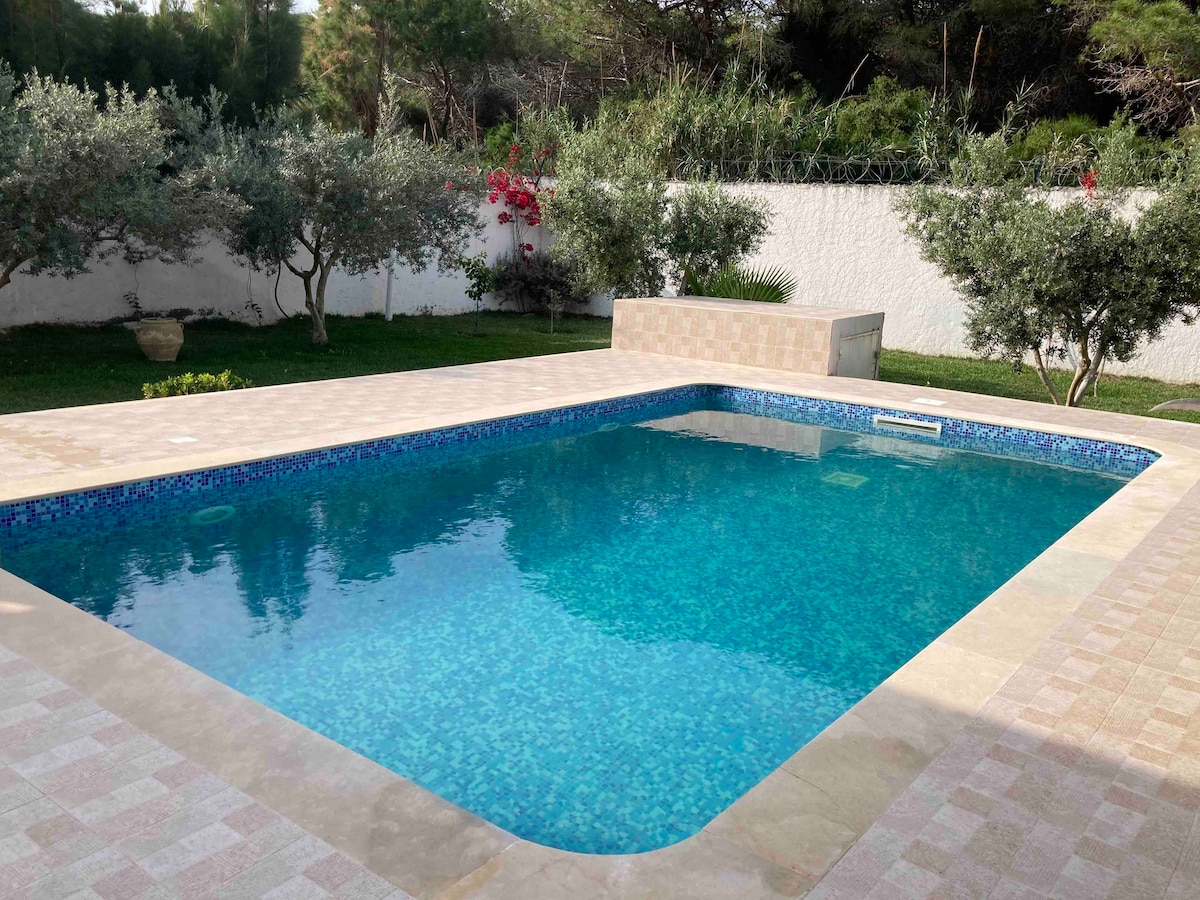 Ras El Jebel, Étage de maison avec piscine