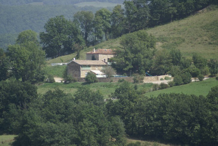 阿韦龙峡谷（ Aveyron Gorge ）的大型乡村小屋