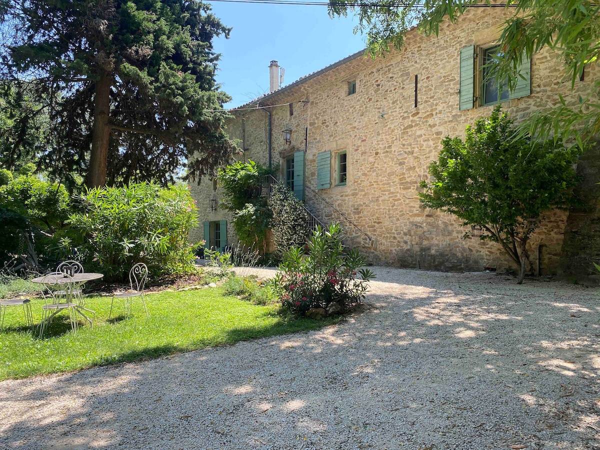 Grand gîte avec piscine proche Avignon