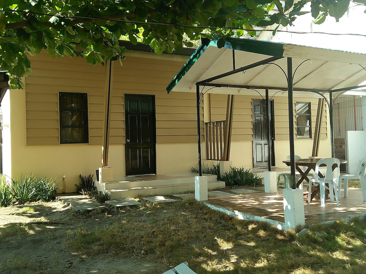 Malapascua 1号小屋，可容纳2位房客，提供免费无线网络