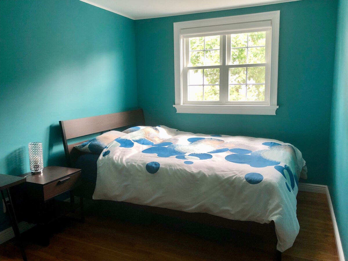 Cozy bedroom in the middle of Allston