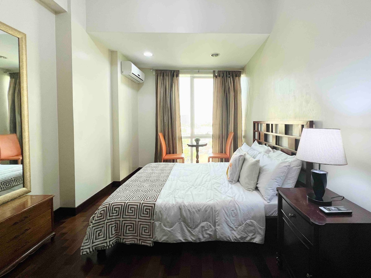 1卧室靠近Ayala Cebu ，配备无线网络、有线电视、游泳池+健身房
