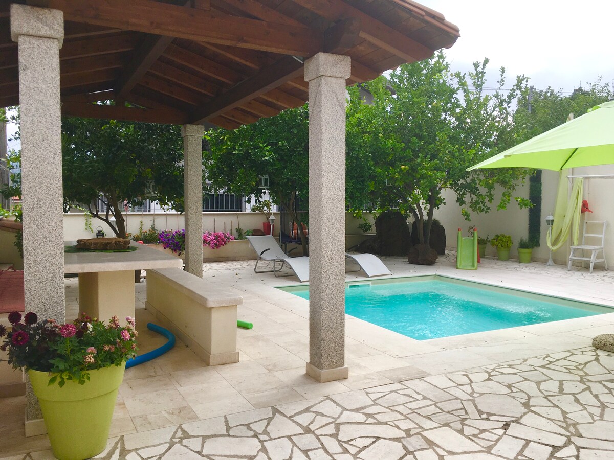 带加热私人泳池的撒丁岛别墅
