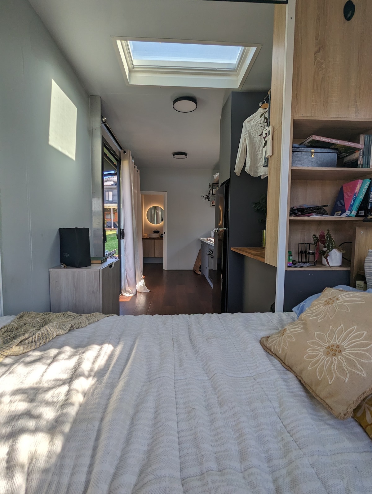 Sunny garden tiny home, 5 minute walk to Lake Illa