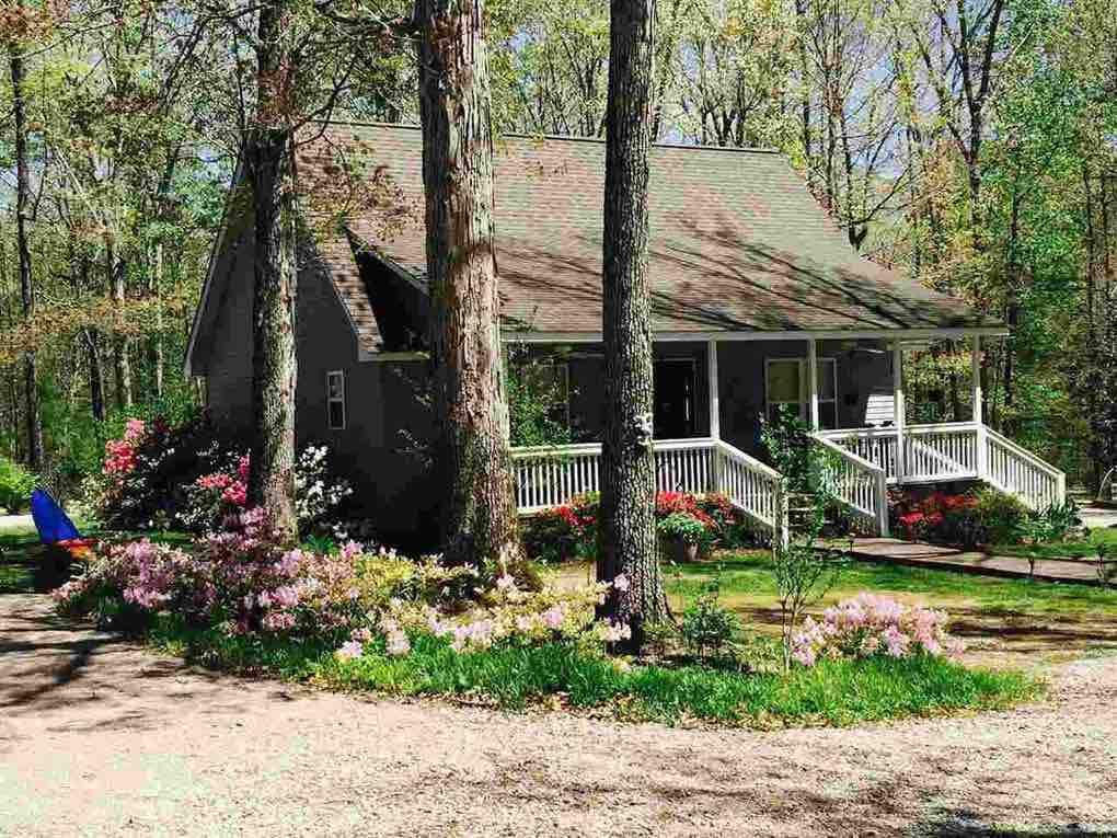 Cozy cottage in the woods w/big porch and wifi