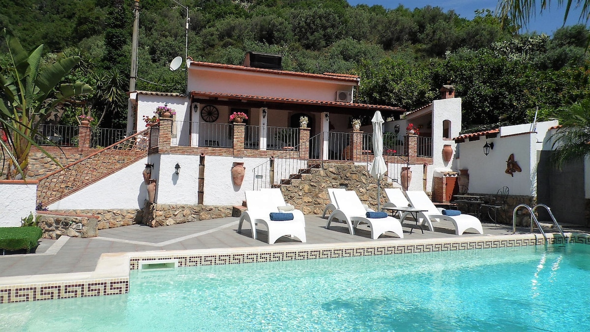 VillaSicily Savoca/陶尔米纳令人惊叹的别墅和泳池