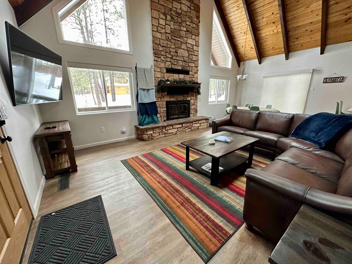Cozy Cabin w/ Game Room and Fireplace in PineTop