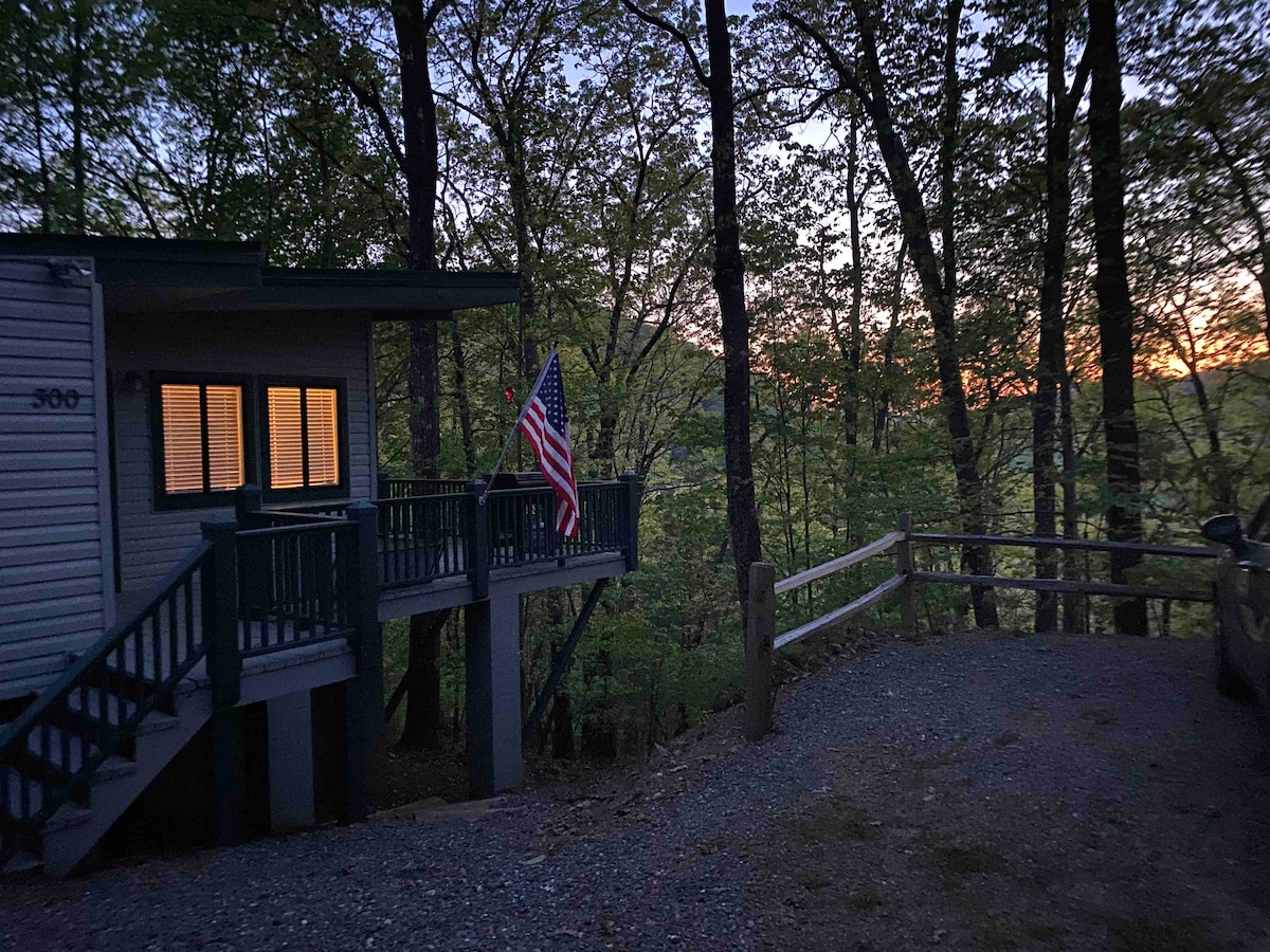 森林中的Hill Top山私人小屋。