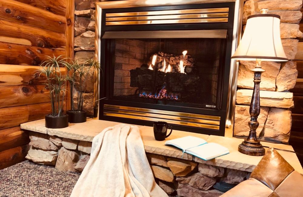 Romantic Cedar Cabin with Jacuzzi & Fireplace