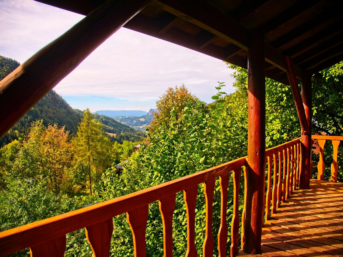 位于贝尔松山（ Belledonne Massif ）的中心地带，是度假木屋（ Chalet Norbu ）