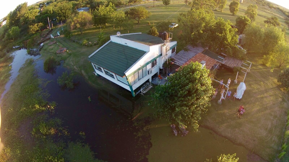 里奥内格罗河畔美丽小屋