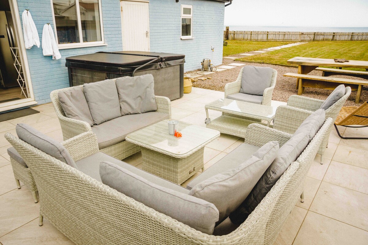 Beachfront House in Walcott with Hot Tub