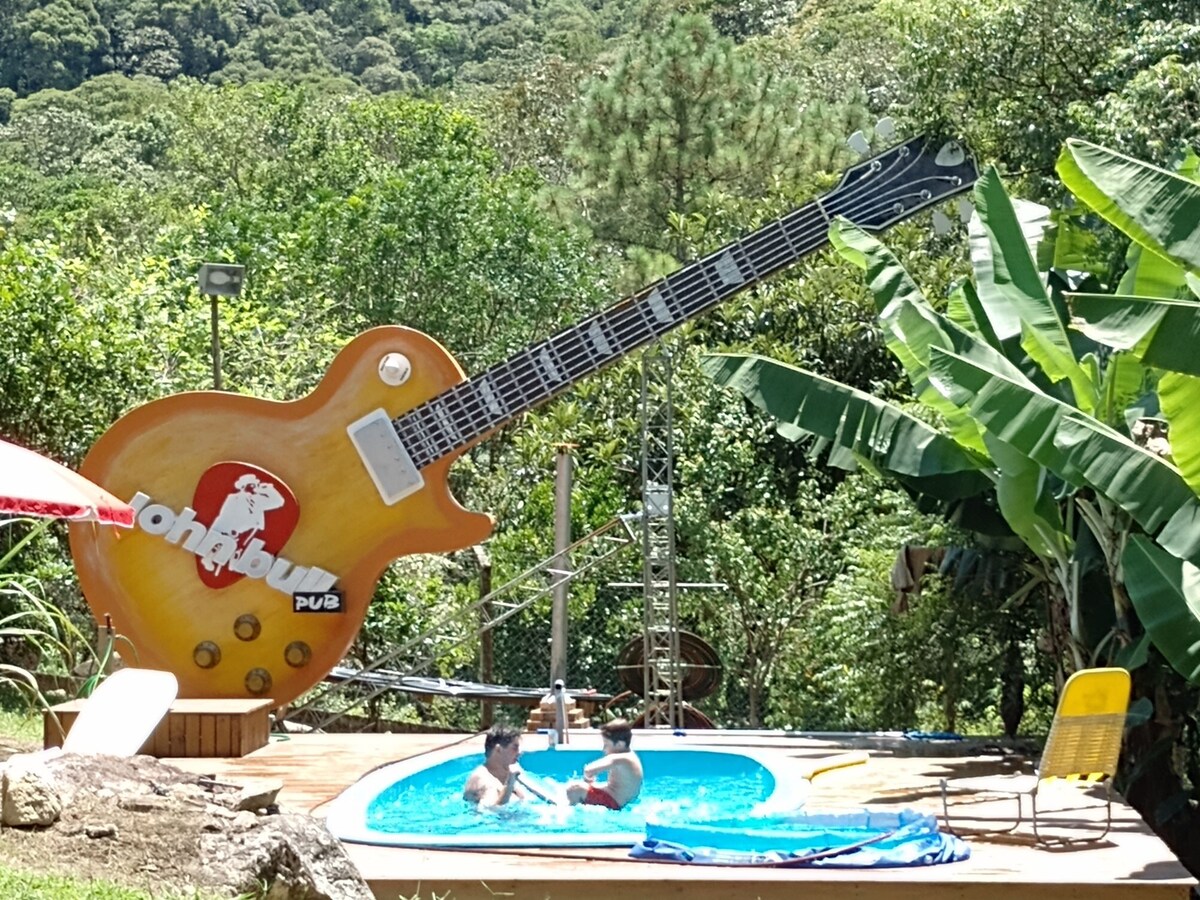 Sítio com piscina, diversão e descanso em família